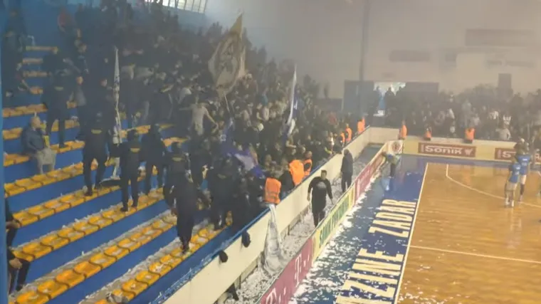 Navijači izazvali incident, policija uletila na tribine i izbacila ih iz dvorane