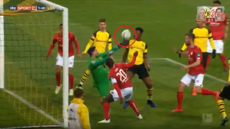 Pogledajte čudesnu trostruku obranu kojom je Burki vratio Borussiju na vrh Bundeslige