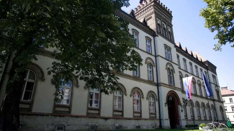 Radi u ministarstvu 20 godina, bio je dobar i lijevima i desnima, autor je većine zakona o graditeljstvu...