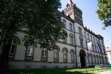 Radi u ministarstvu 20 godina, bio je dobar i lijevima i desnima, autor je većine zakona o graditeljstvu...