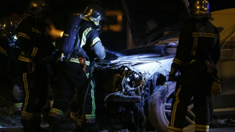 Provaljivali u usidrene jahte, a zatim bengalkom zapalili parkirani Mercedes