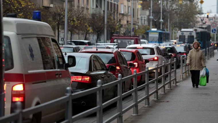 Omeo ga u vožnji: Izletio iz auta pa nokautirao pje&scaron;aka jer nije i&scaron;ao preko zebre