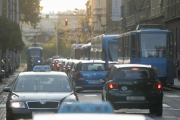 Izašao iz auta, prišao pješaku s leđa i udario ga šakom u glavu