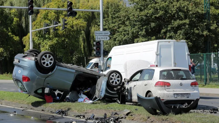 Divljao po Aleji Bologne i ozlijedio troje ljudi: Mladića šalju na psihijatrijsko liječenje