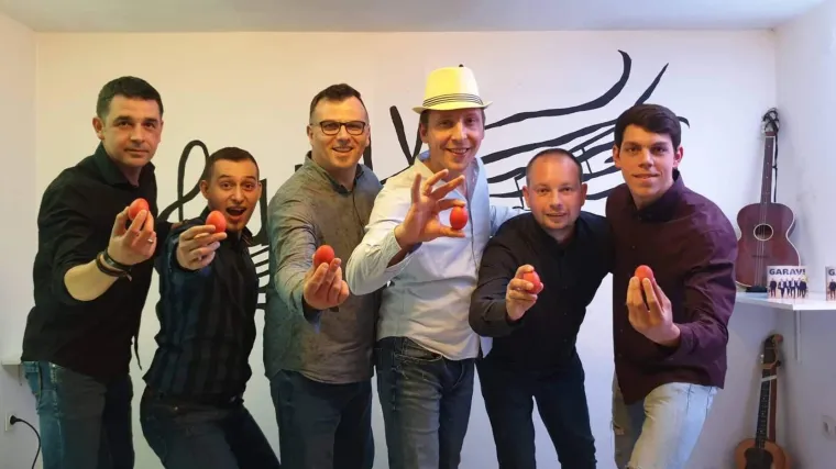 Uskrsna čestitka pretvorila se u sjajnu spačku! Slavonci nasamarili svojeg prijatelja pa postali hit na internetu