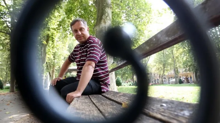 Složio umjetnu inteligenciju koja može pisati sažetke znanstvenih radova