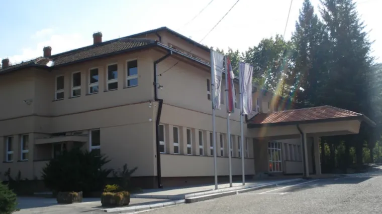 'Ona se ra&scaron;irila ko mrtva, al ovaj moj ni makac'