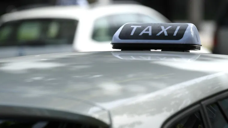 Natjerao ga da ga odveze u &scaron;umu, prijetio mu, pa ga tamo opljačkao