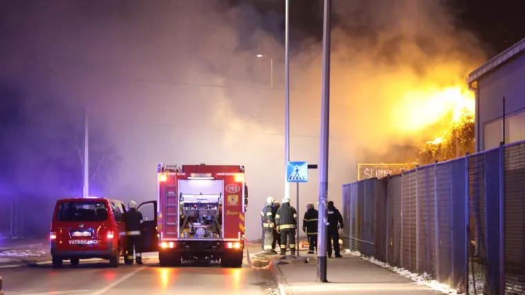 Burna noć kod hotela Palace u Ka&scaron;tel Starom: Buknuo požar u ugostiteljskom objektu