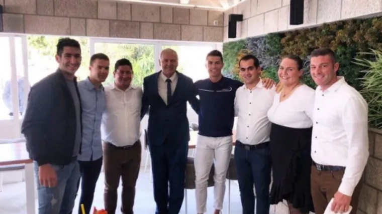 Evo &scaron;to su Ronaldo i cura ručali; slavni nogometa&scaron; pozirao s osobljem