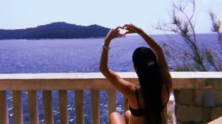 Georgina u tangama uživa u suncu i vili koja za noć ko&scaron;ta sedam tisuća eura