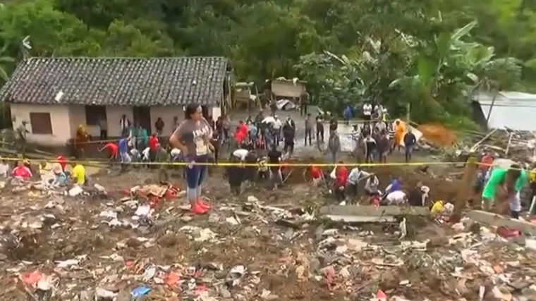 Zatrpano osam kuća, poginulo 28 ljudi