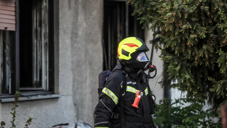 FOTO Izbio požar u obiteljskoj kući u Zagrebu, susjedi iznijeli nepokretnu ženu