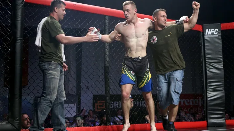 Nokautirao mladića ispred narodnjačkog kluba i polomio mu nekoliko kostiju lica