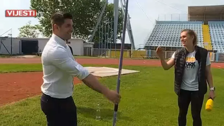 VIDEO Ovako izgleda kad se Sara Kolak primi mikrofona, a naš reporter postane - bacač koplja