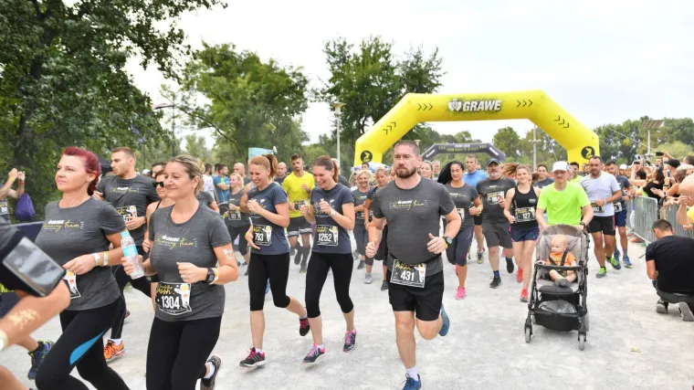 Trkači daruju kilometre za proteze djeci s amputiranim donjim ekstremitetima i njihove prve trčeće korake