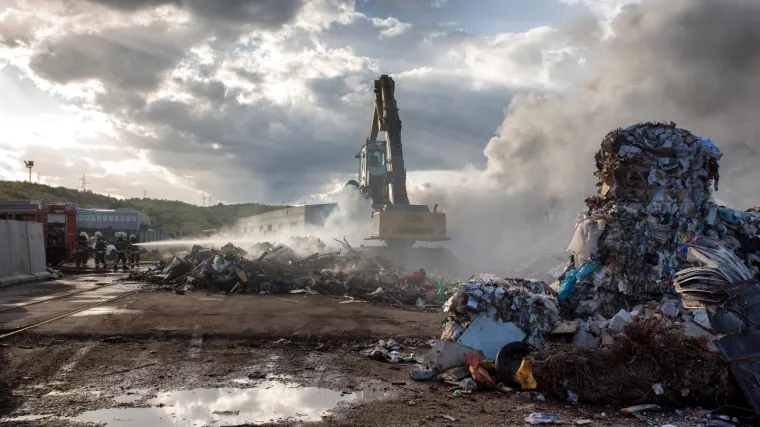 Apokaliptični prizori u riječkom zaleđu: Buknula vatra na odlagali&scaron;tu otpada na Kukuljanovu