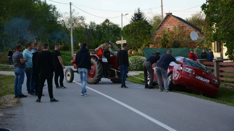 Mladić sletio s ceste, zavr&scaron;io u jarku i na mjestu poginuo