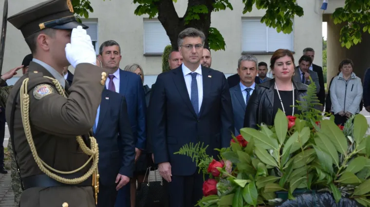 Plenković posjetio Okučane: Izrazio pijetet prema braniteljima koji su izgubili život u Bljesku