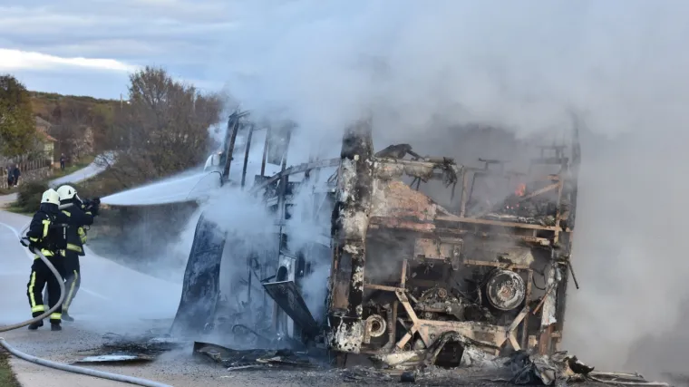 Nakon sudara s kamionom autobus nestao u buktinji, četvero poginulih...