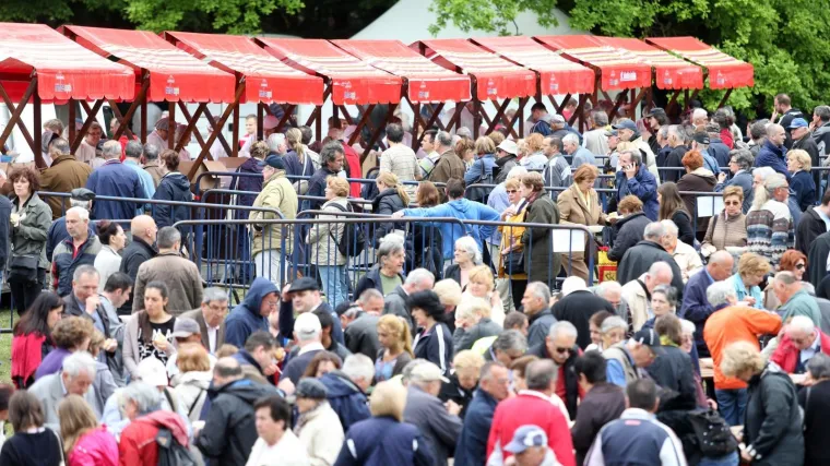 Međunarodni praznik rada bez sindikalnih prosvjeda: Samo grah, karanfili i potpis za referendum