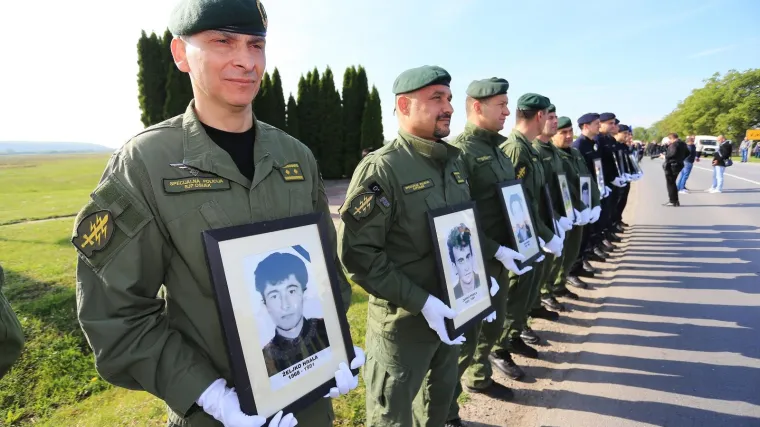 Pripadnici policije položili cvijeće na grobove 12 redarstvenika