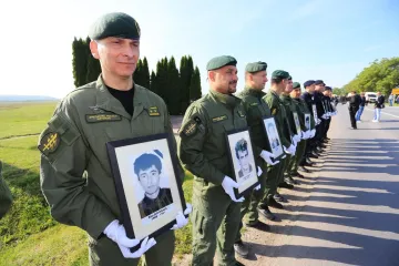 Pripadnici policije položili cvijeće na grobove 12 redarstvenika