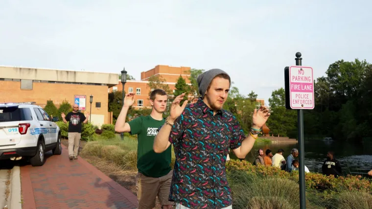 Student ubio dvoje, a ranio četiri osobe