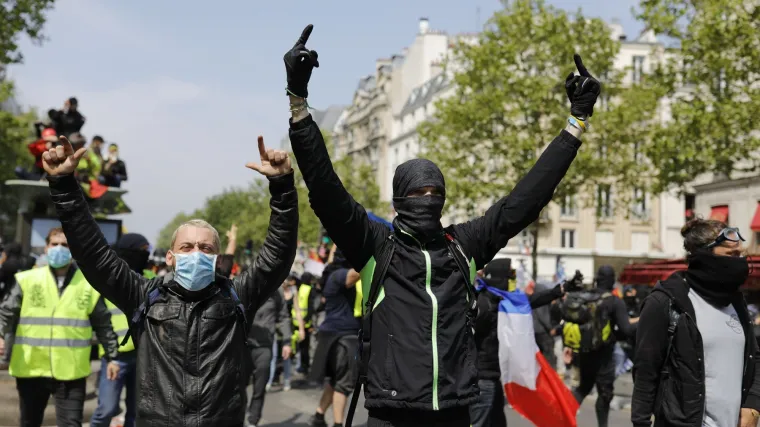 Maskirani prosvjednici upali u tradicionalnu prvosvibanjsku povorku, policija ih tjerala suzavcem