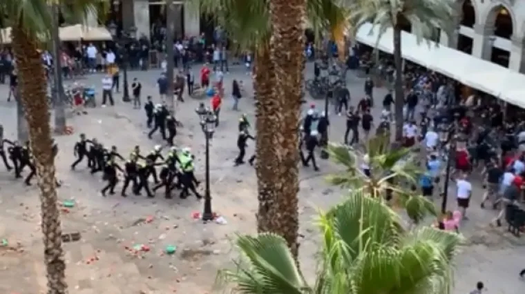 Bacali lokalce u fontanu i sipali rasističke uvrede, ubrzo je stigla policija....