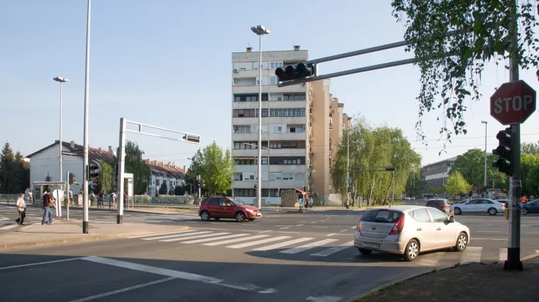 Eksplozija u zgradi u Zagrebu: O&scaron;tećena vrata stanova i staklo na dizalu, jedna osoba ozlijeđena