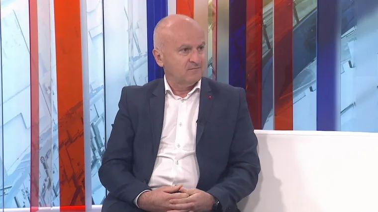 'Pušta slapove suza s vodotornja i skuplja bodove preko mrtvih kostiju'