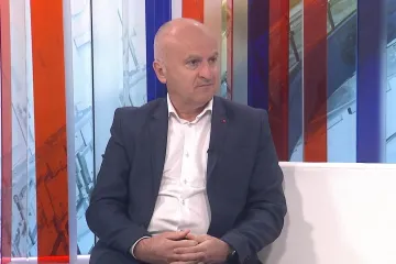 'Pušta slapove suza s vodotornja i skuplja bodove preko mrtvih kostiju'