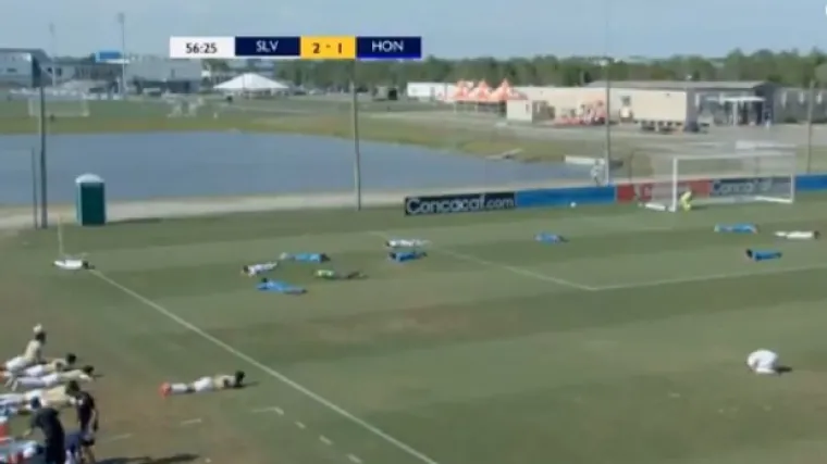 Sudac je naredio igračima da legnu na travnjak da se obrane od napada