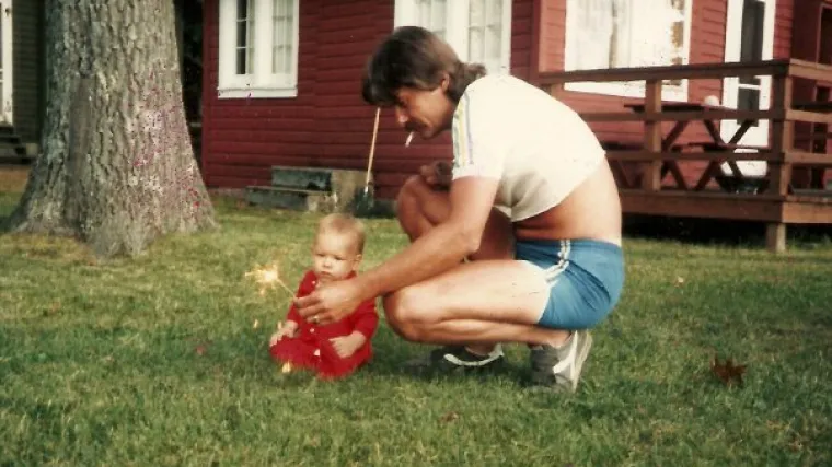 Pronađite razlike: Fotografije koje pokazuju kako je roditeljstvo nekad bilo jako opu&scaron;teno