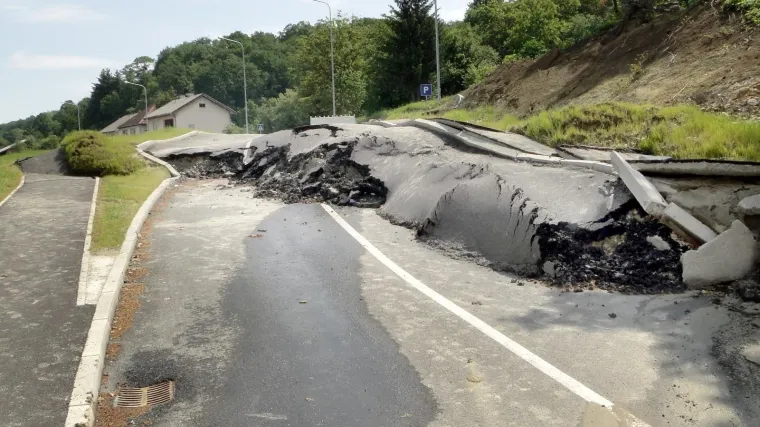 Izbjegnuta velika tragedija: Odronio se dio Jadranske magistrale, urušilo se cijelo brdo!