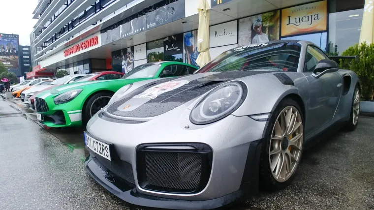 SUPERSPORTSKI AUTOMOBILI PARKIRANI ISPRED HOTELA ANTUNOVIĆ: Sudjelovali su u utrci Fun Run