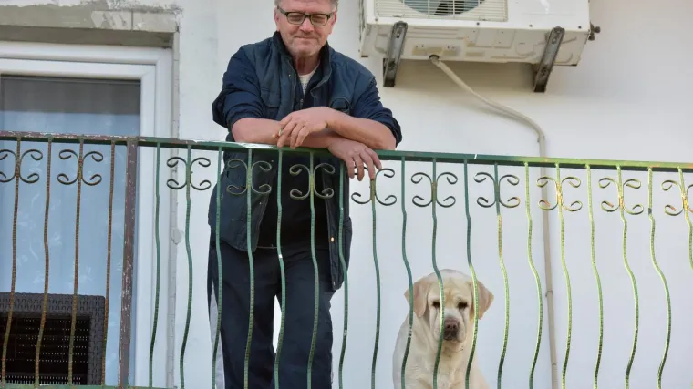 Mu&scaron;karac odbio izaći iz kuće pa ga zazidali sa psom, žena i sin ostali na ulici