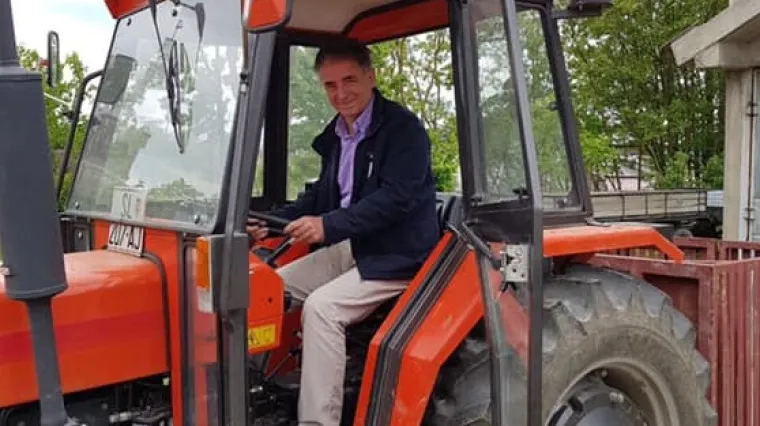 Pupovac se fotografirao na traktoru: 'Idem na put, ali ne tamo gdje me tjeraju'