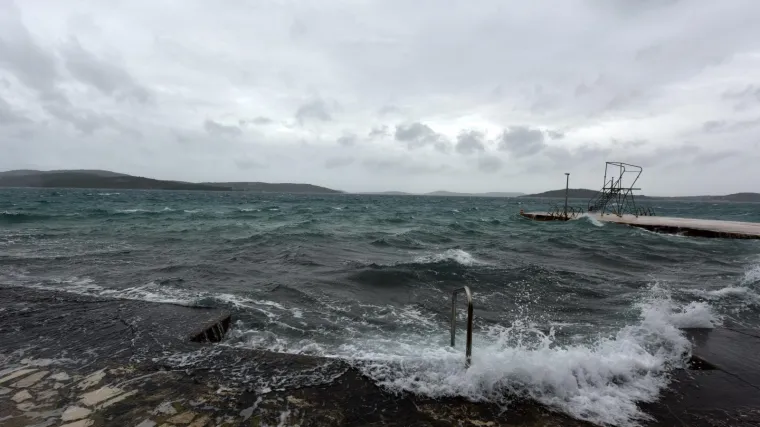 Trajektu koji plovi za Split otkazao motor, brod sa stotinama ljudi pluta na moru, akcija spa&scaron;avanja u tijeku