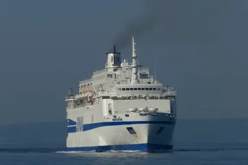 Putnici proveli noć na brodu, trajekt vuku brzinom od tri čvora