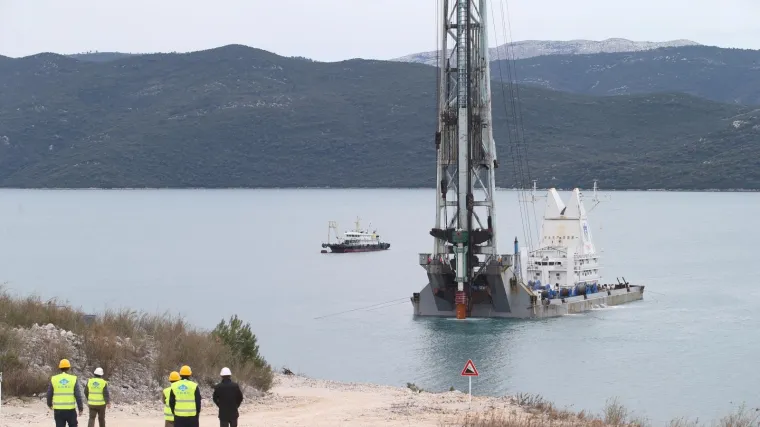 Svih 148 pilota Pelje&scaron;kog mosta zabijeno 12 dana prije roka, pristupne ceste čekaju