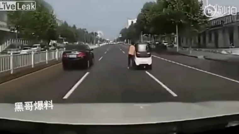 Trčala za njim stotinjak metara, na kraju izvukla deblji kraj