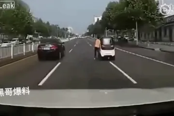 Trčala za njim stotinjak metara, na kraju izvukla deblji kraj