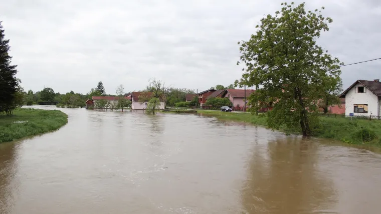 Vi&scaron;e prometnica u Slunju, Karlovcu i Ogulinu zatvoreno za promet zbog vode na kolniku