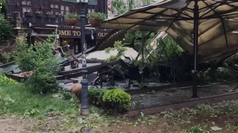 VIDEO Kr&scaron; i lom u Tkalči, drvo palo na terasu: Pogledajte &scaron;to je ostalo od popularnog kafića!