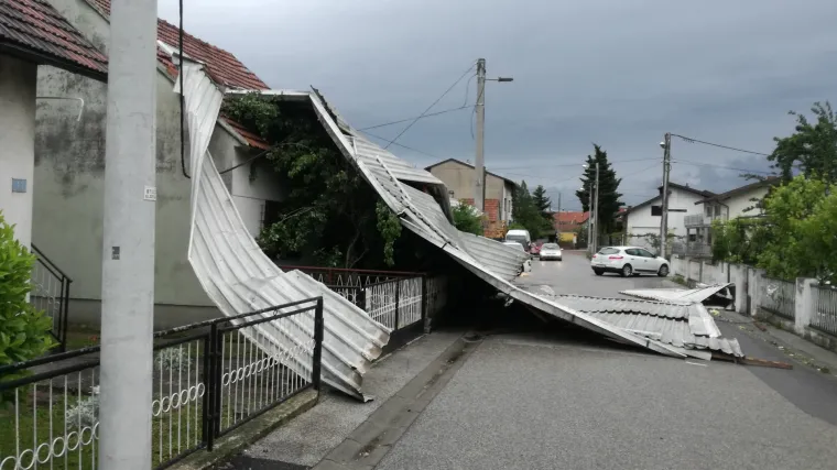 FOTO U zagrebačkoj Trnavi sa zgrade otpuhan limeni krov, zavr&scaron;io na drugoj kući!
