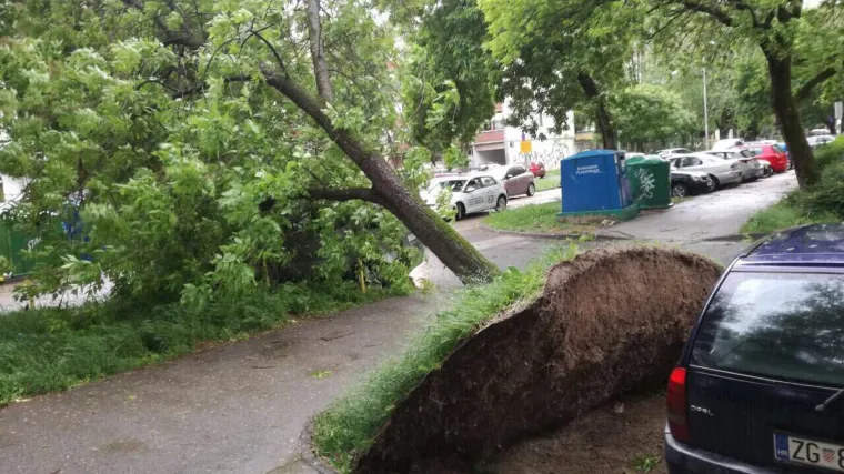 Prve žrtve nevremena: Mu&scaron;karac ozlijeđen na Trgu bana Jelačića, a na ženu pala grana na Črnomercu