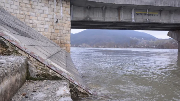 U Hrvatskoj Kostajnici očekuje se visoki vodostaj Une, počele pripreme obrane od poplave