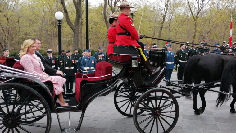 Kao iz filmova: Predsjednica sva u ružičastom, u pratnji muža Jakova u kočiji stigla u Rideau Hall